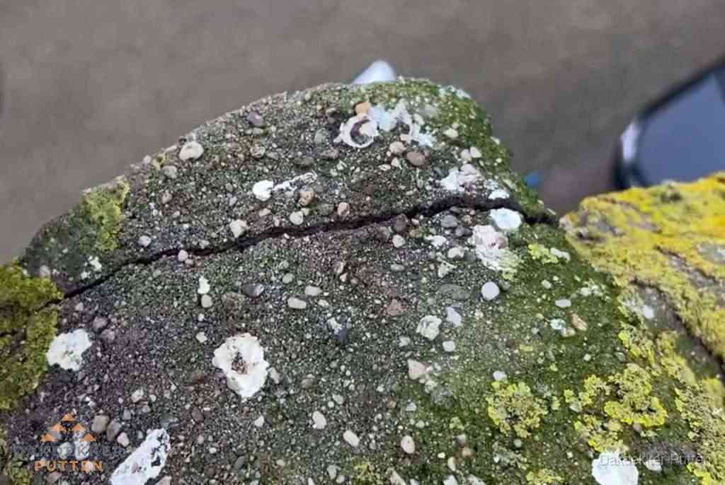 Beschadigde en verweerde nokvorst met scheuren en mos in Putten Beschadigde en verweerde nokvorst met scheuren en mos in Putten