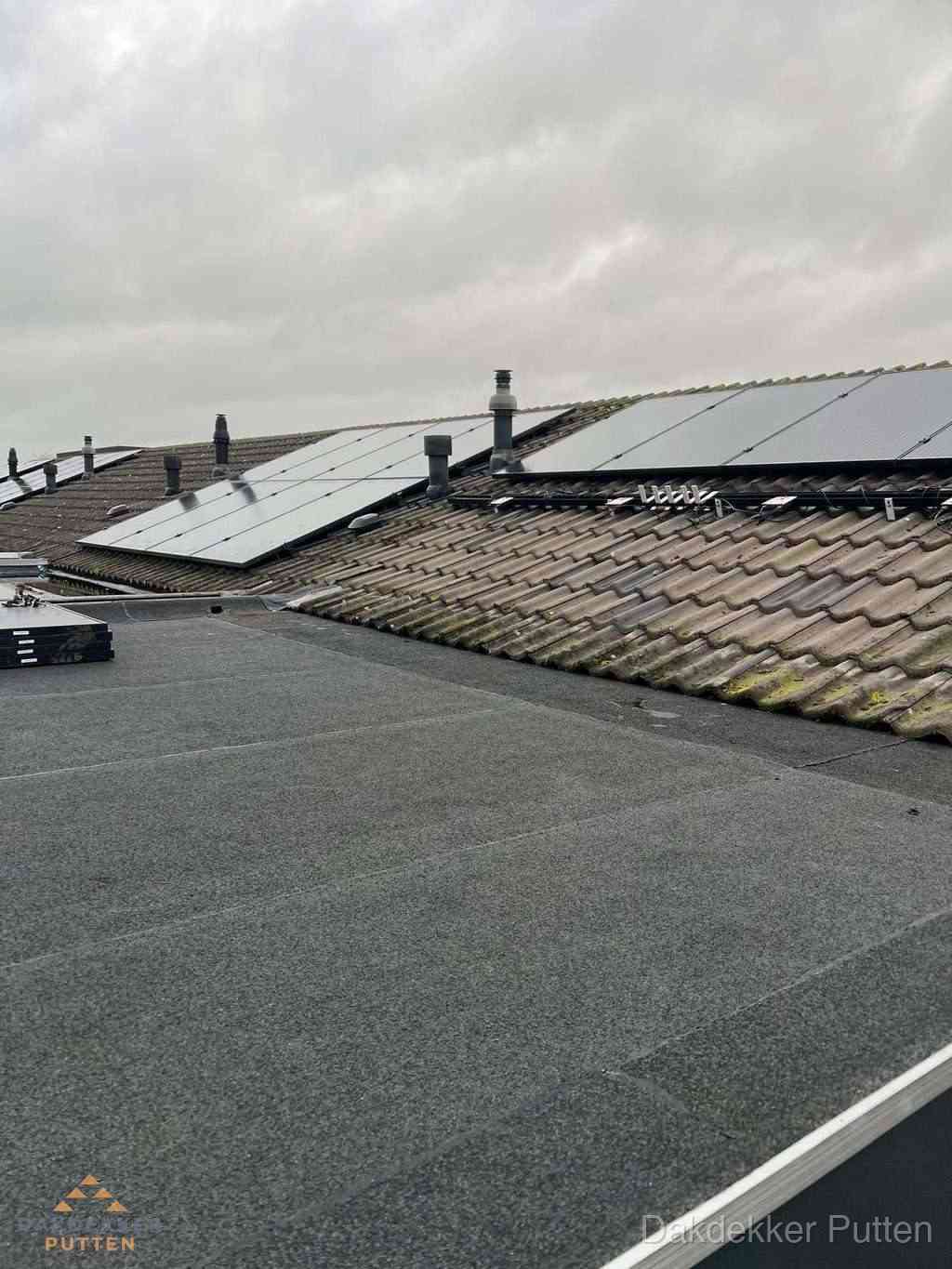 Bitumen dakbedekking op plat dak met aansluitend pannendak en zonnepanelen in Putten Bitumen dakbedekking op plat dak met aansluitend pannendak en zonnepanelen in Putten