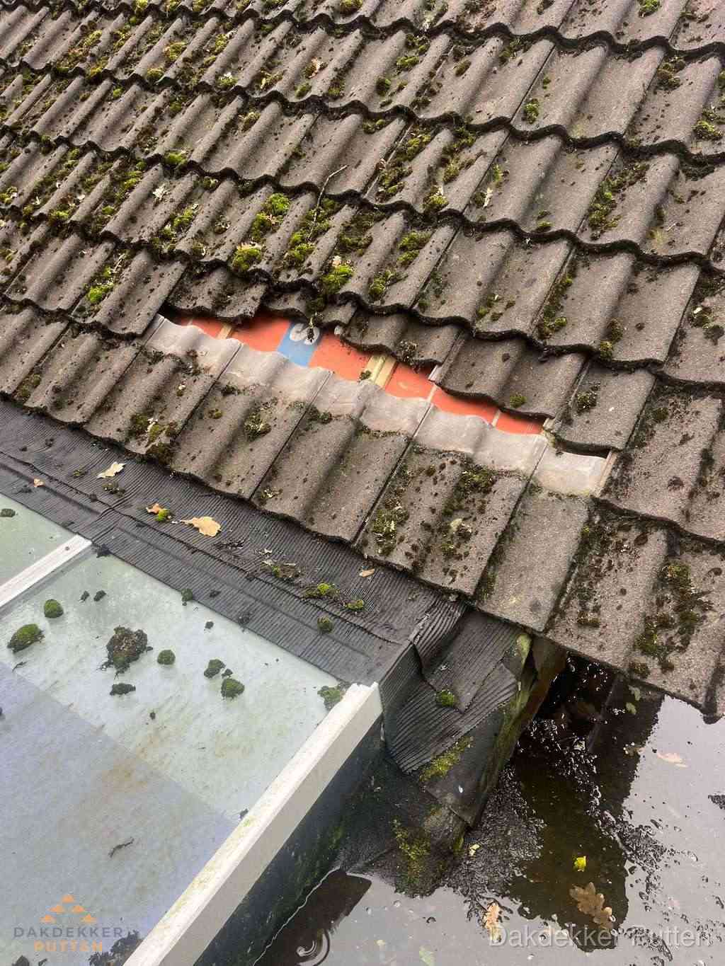 Beschadigd pannendak met ontbrekende dakpannen voor reparatie in Putten Beschadigd pannendak met ontbrekende dakpannen voor reparatie in Putten