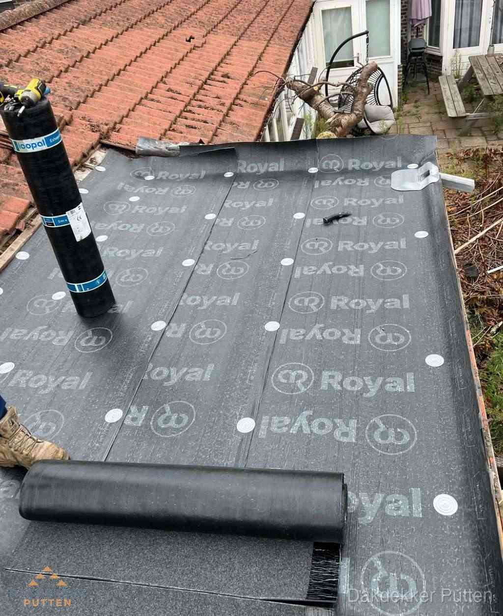 Plat dak met nieuwe bitumen dakbedekking en brandgereedschap in Putten Plat dak met nieuwe bitumen dakbedekking en brandgereedschap in Putten