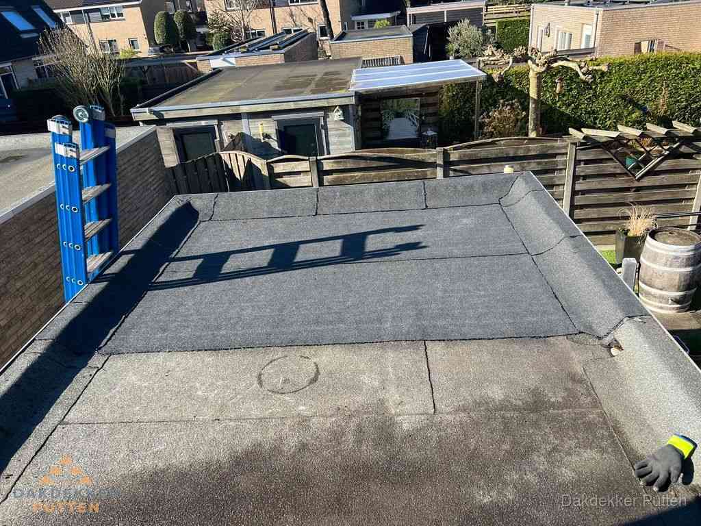 Dakdekker legt onderlaag op plat dak met houten constructie in Putten Dakdekker legt onderlaag op plat dak met houten constructie in Putten