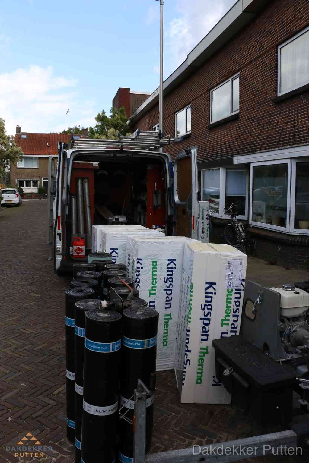 Plat dak met bitumen dakbedekking en brander in Putten Plat dak met bitumen dakbedekking en brander in Putten