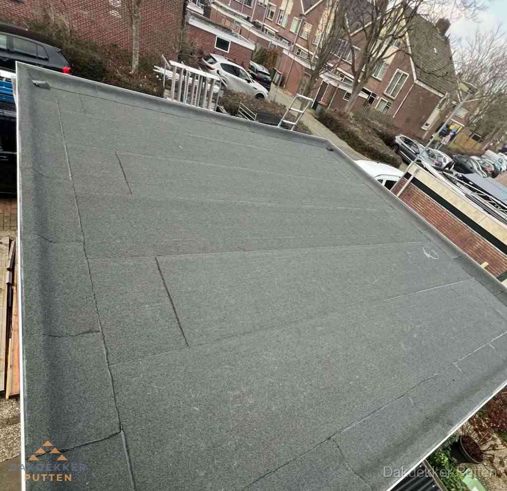 Nieuwe bitumen dakbedekking op plat dak van garage in Putten Nieuwe bitumen dakbedekking op plat dak van garage in Putten