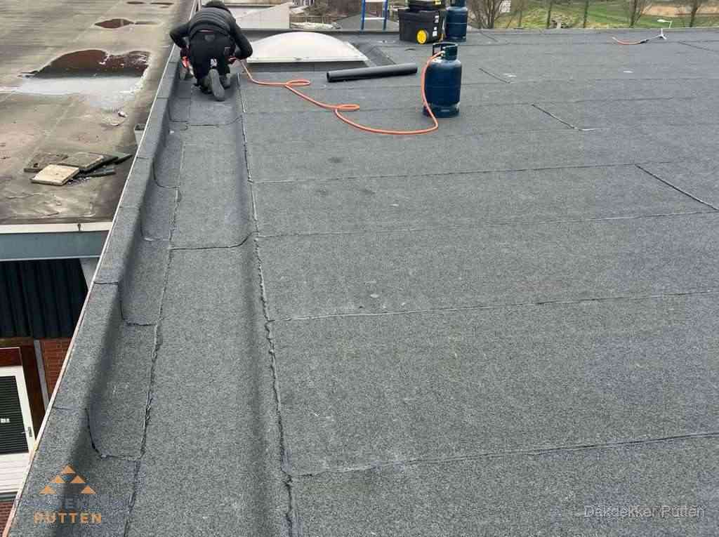 Dakdekker repareert bitumen dakbedekking op groot plat dak in Putten Dakdekker repareert bitumen dakbedekking op groot plat dak in Putten