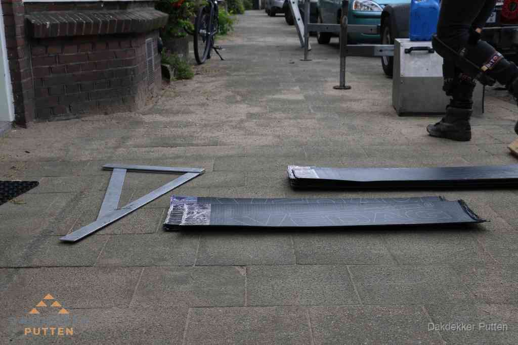 Dakbedekkingsmateriaal en zinkwerk klaargelegd voor reparatie in Putten Dakbedekkingsmateriaal en zinkwerk klaargelegd voor reparatie in Putten