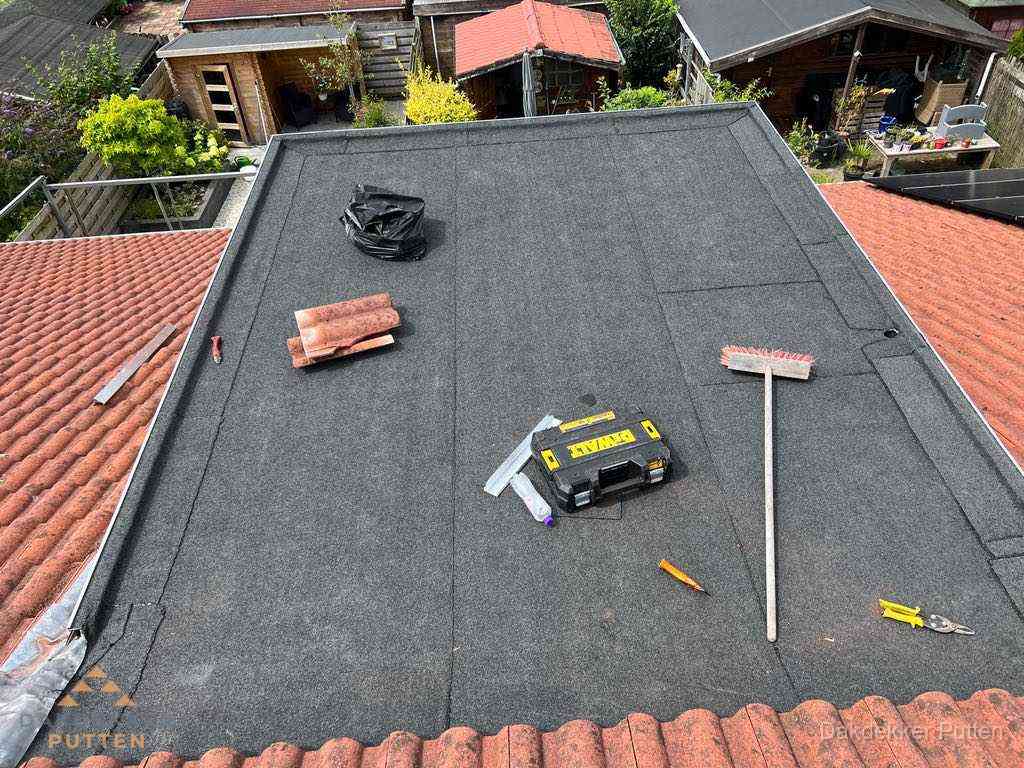 Nieuw plat dak met bitumen dakbedekking in Putten Nieuw plat dak met bitumen dakbedekking in Putten
