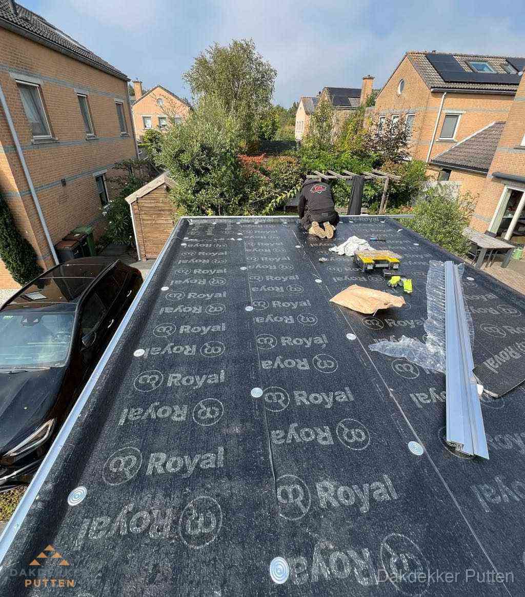 Dakdekker aan het werk op plat dak renovatie in Putten Dakdekker aan het werk op plat dak renovatie in Putten
