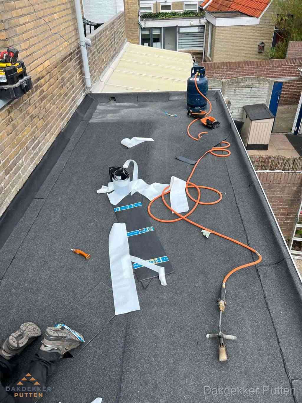 Dakdekker brengt EPDM dakbedekking aan op plat dak in Putten Dakdekker brengt EPDM dakbedekking aan op plat dak in Putten