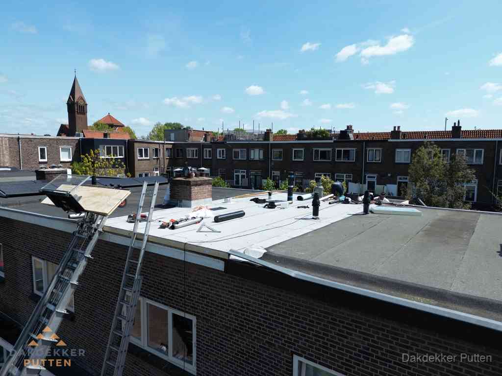 Dakdekkers aan het werk op plat dak in Putten Dakdekkers aan het werk op plat dak in Putten