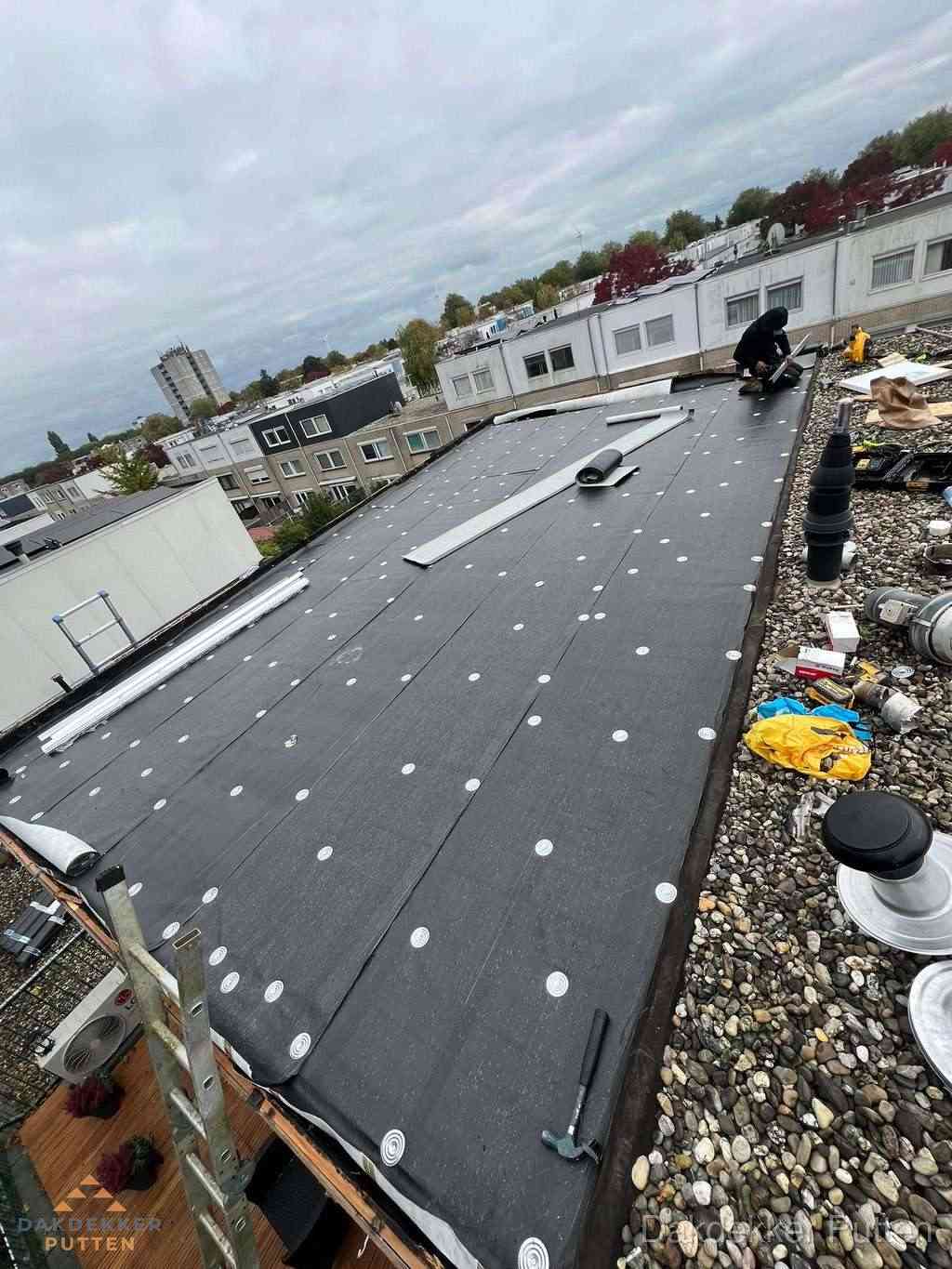 Dakleer vervangen op groot plat dak door dakdekker in Putten Dakleer vervangen op groot plat dak door dakdekker in Putten