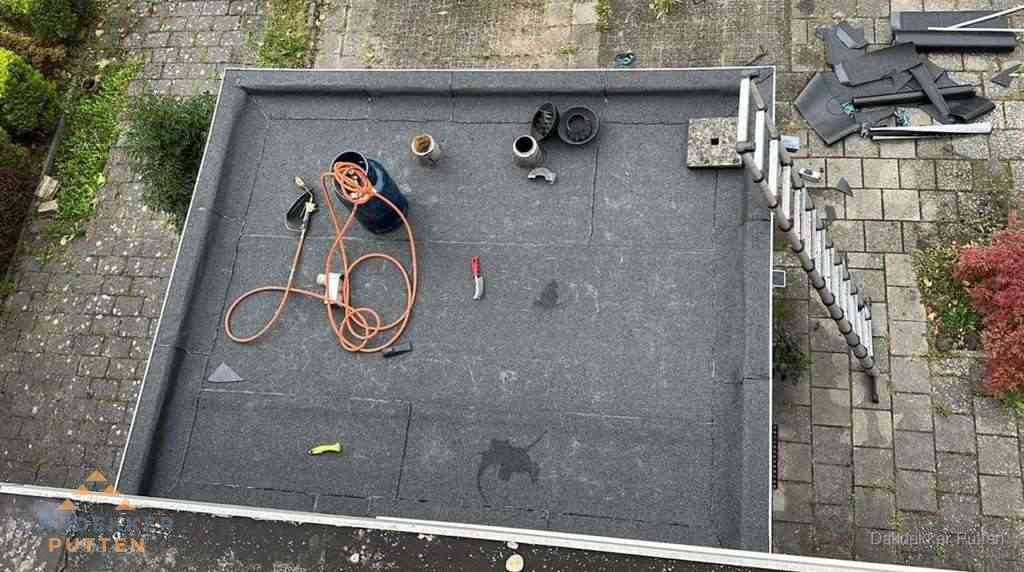 Plat dak met nieuwe bitumen bedekking in Putten Plat dak met nieuwe bitumen bedekking in Putten