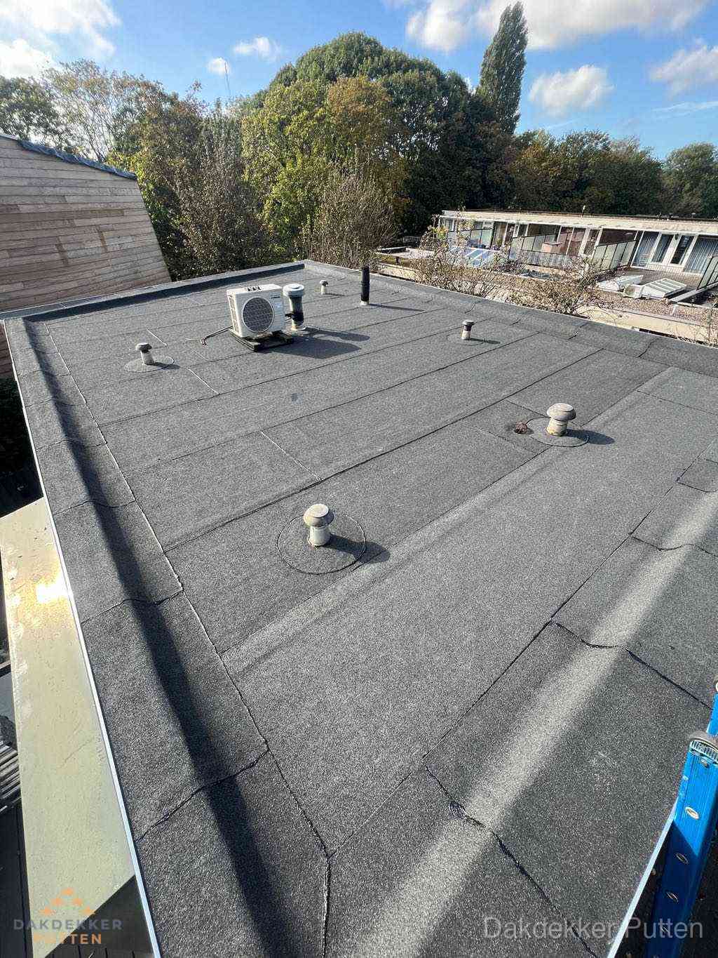 Plat dak met bitumen en brandgereedschap van dakdekkersbedrijf in Putten Plat dak met bitumen en brandgereedschap van dakdekkersbedrijf in Putten