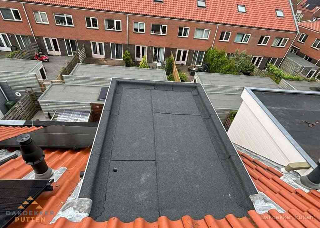 Plat dak met bitumen bedekking naast dakkapel in Putten Plat dak met bitumen bedekking naast dakkapel in Putten