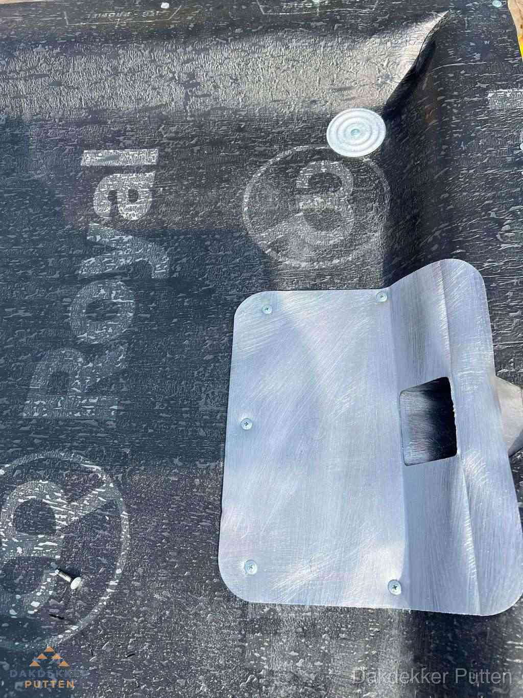 Dakdoorvoer met metalen afvoerplaat op bitumen dak in Putten Dakdoorvoer met metalen afvoerplaat op bitumen dak in Putten