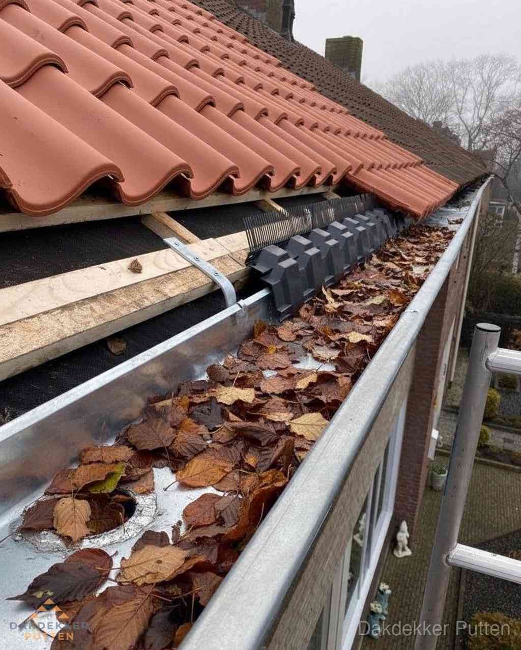 Plat dak bedrijfspand met bitumen dakbedekking en lichtkoepels in Putten Plat dak bedrijfspand met bitumen dakbedekking en lichtkoepels in Putten