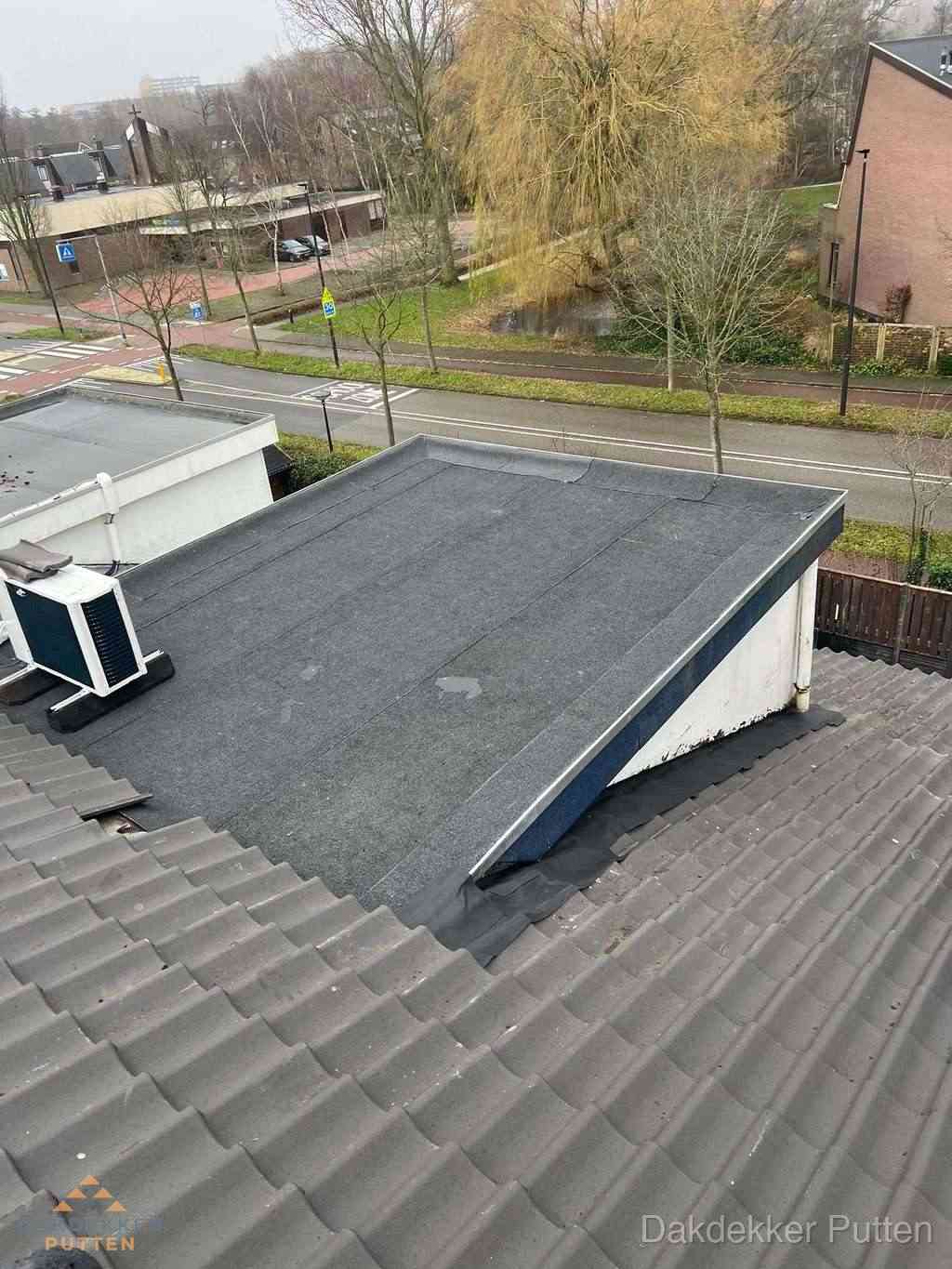 Plat dak met bitumen dakbedekking naast schuin pannendak in Putten Plat dak met bitumen dakbedekking naast schuin pannendak in Putten