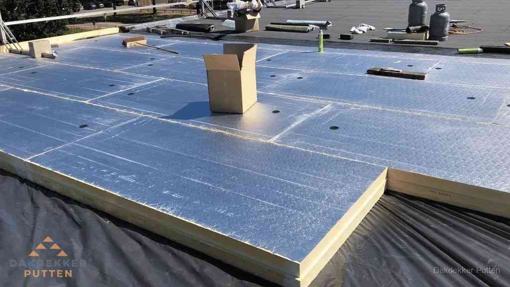 PIR isolatieplaten worden gelegd op plat dak voor dakisolatie in Putten PIR isolatieplaten worden gelegd op plat dak voor dakisolatie in Putten