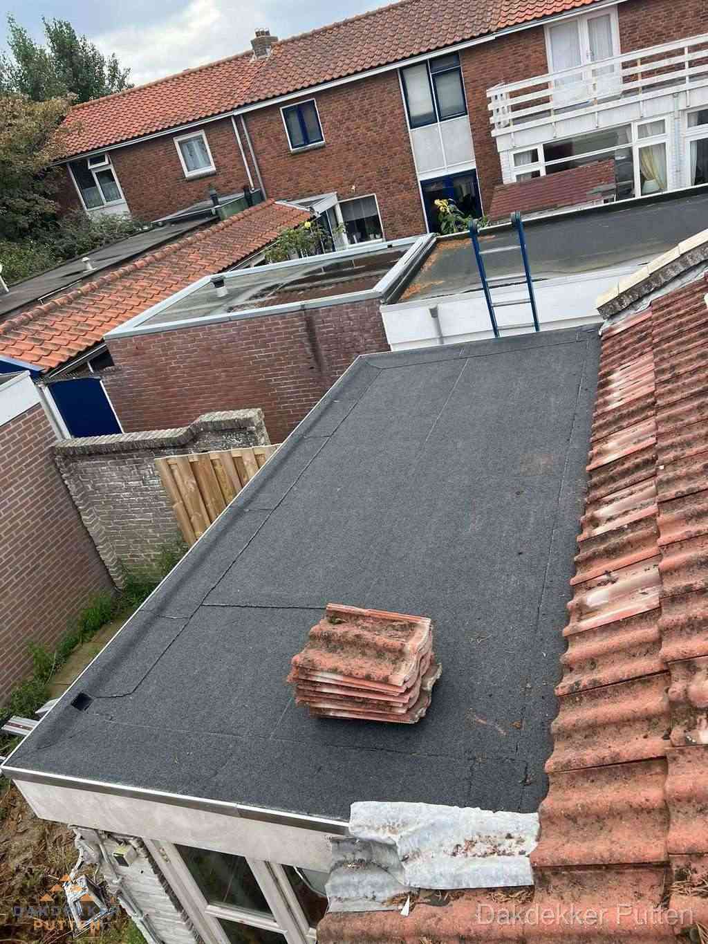 Aanbouw plat dak met reservepannen voor dakpannen vervangen in Putten Aanbouw plat dak met reservepannen voor dakpannen vervangen in Putten