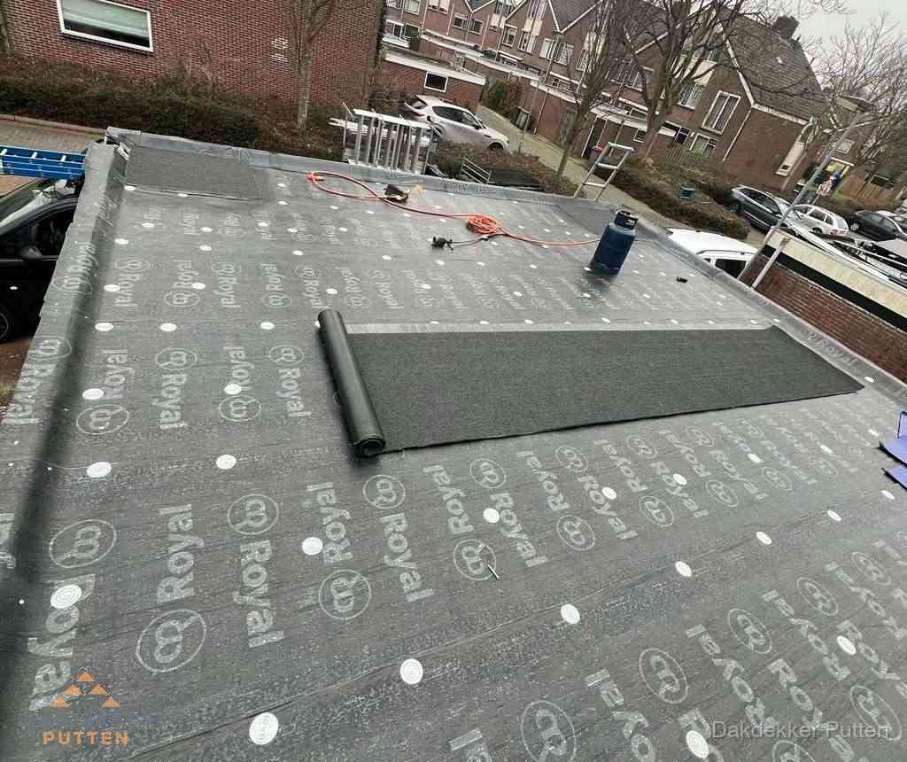 Dakdekker aan het werk met gasbrander op plat bitumen dak in Putten Dakdekker aan het werk met gasbrander op plat bitumen dak in Putten
