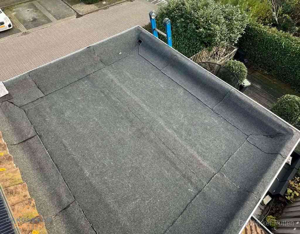 Gerenoveerd plat dak met nieuwe bitumen dakbedekking in Putten Gerenoveerd plat dak met nieuwe bitumen dakbedekking in Putten