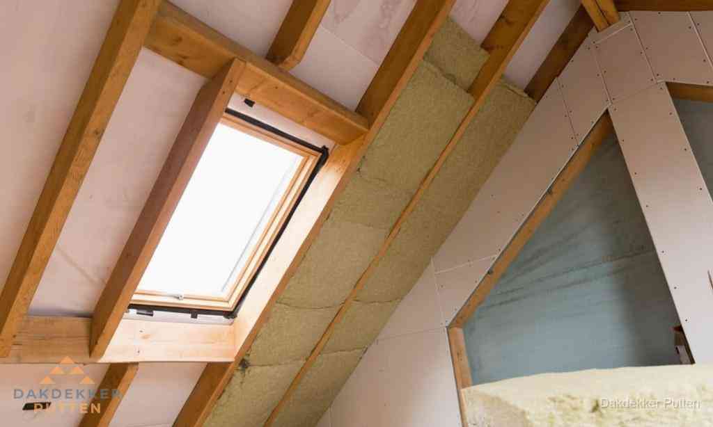Plat dak vervangen met nieuwe OSB-ondergrond en bitumenrol in Putten Plat dak vervangen met nieuwe OSB-ondergrond en bitumenrol in Putten