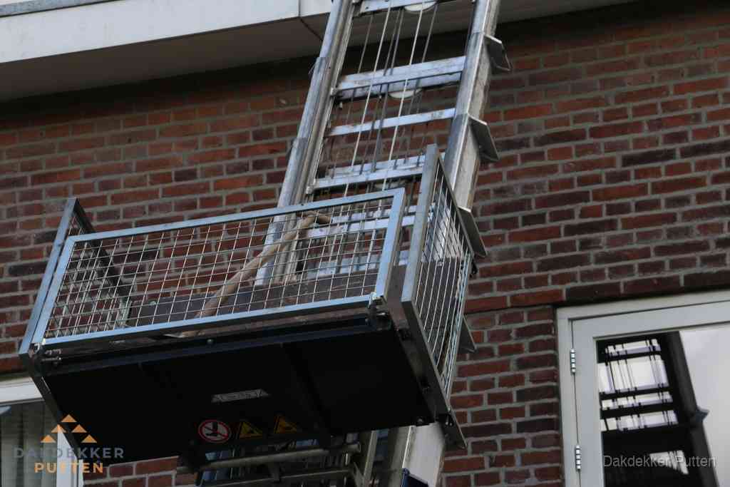 Ladderlift met dakpannen voor dakpan reparatie in Putten Ladderlift met dakpannen voor dakpan reparatie in Putten