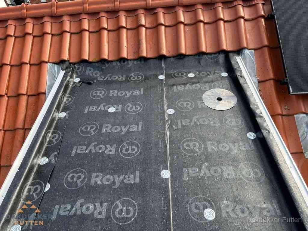 Nieuw dak met dakpannen en Royal onderlaag bij woning in Putten Nieuw dak met dakpannen en Royal onderlaag bij woning in Putten