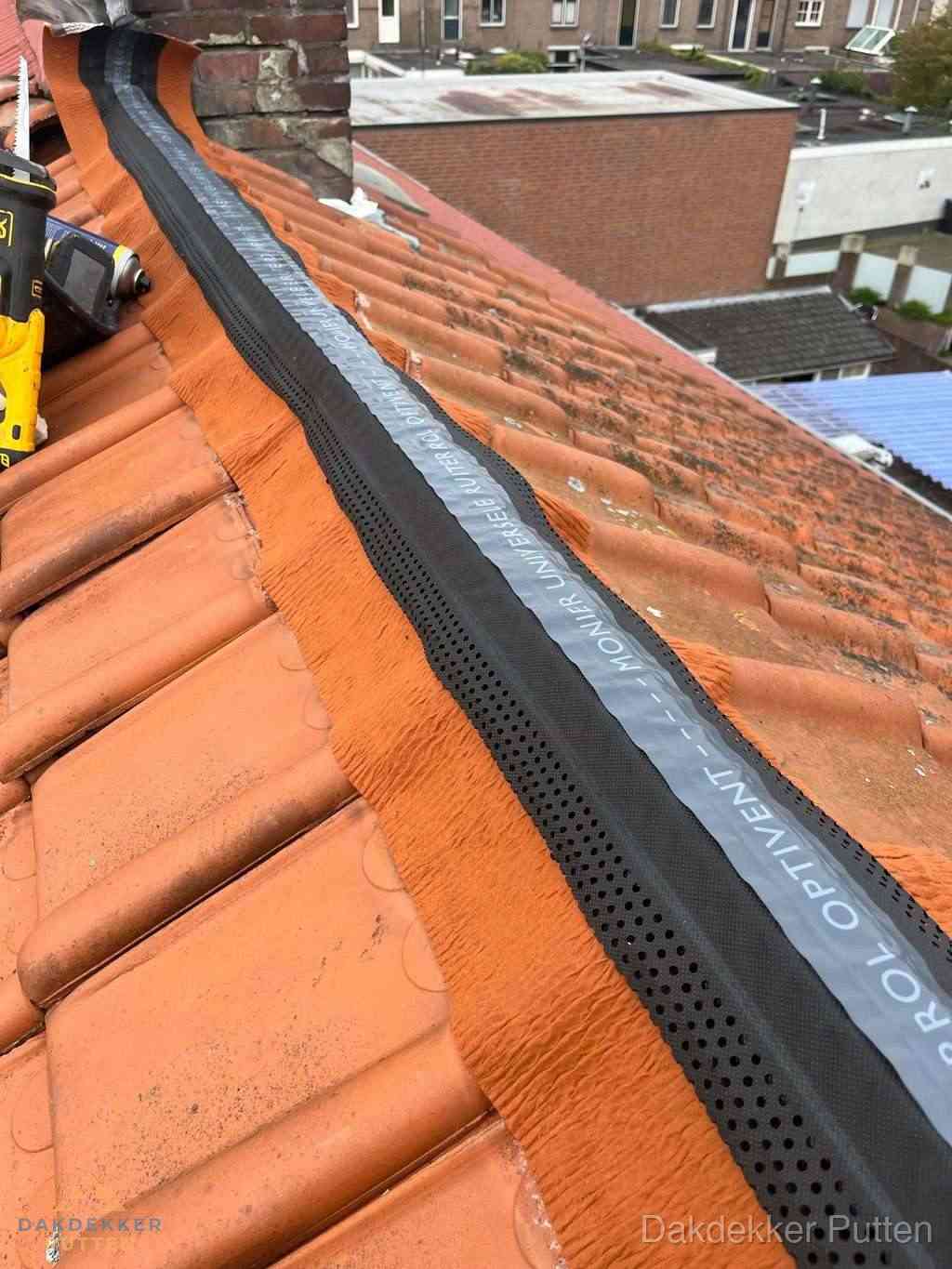 Plat dak aanbouw met bitumen naast schuin pannendak in Putten Plat dak aanbouw met bitumen naast schuin pannendak in Putten