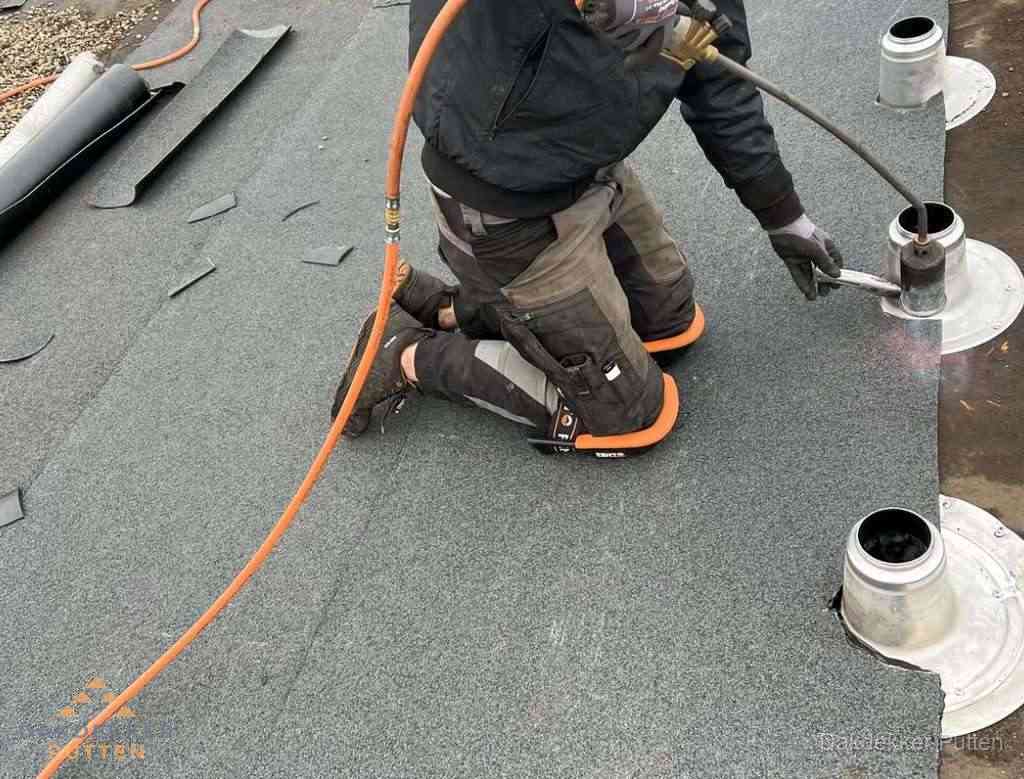 Gereedschap op nieuw plat dak na renovatie in Putten Gereedschap op nieuw plat dak na renovatie in Putten