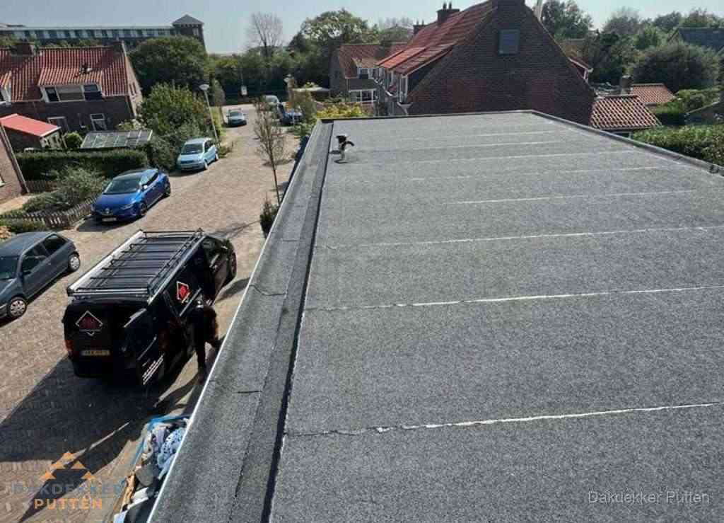 Nieuw bitumen plat dak met uitzicht over landschap in Putten Nieuw bitumen plat dak met uitzicht over landschap in Putten