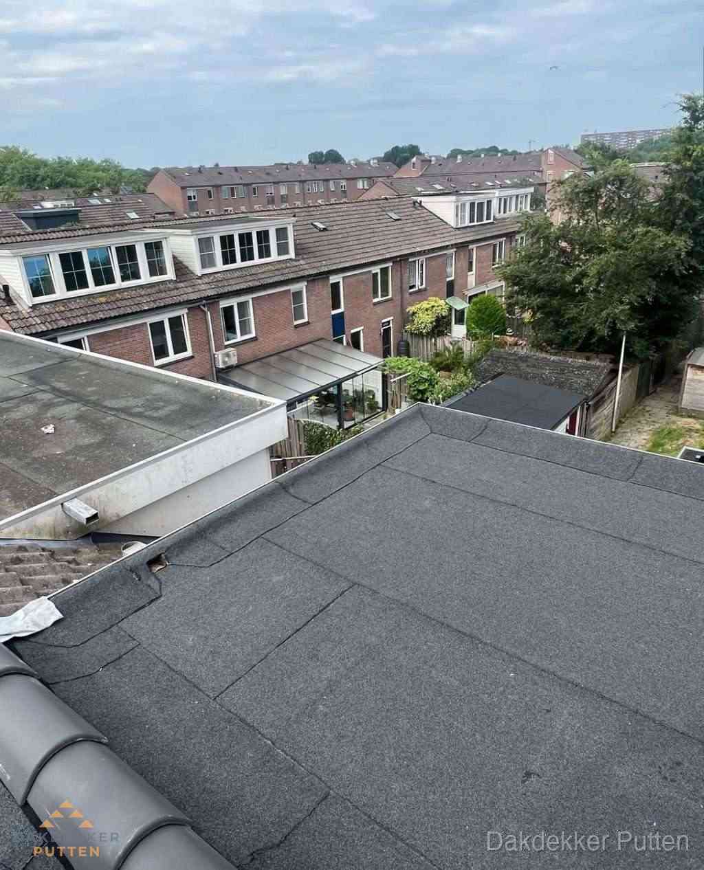 Vernieuwd plat dak met bitumen in woonwijk in Putten Vernieuwd plat dak met bitumen in woonwijk in Putten