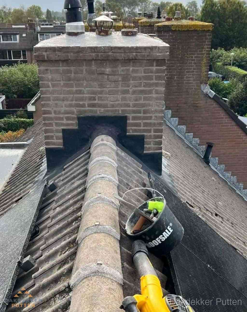 Dakdekker repareert bitumen dakleer bij dakdoorvoer in Putten Dakdekker repareert bitumen dakleer bij dakdoorvoer in Putten