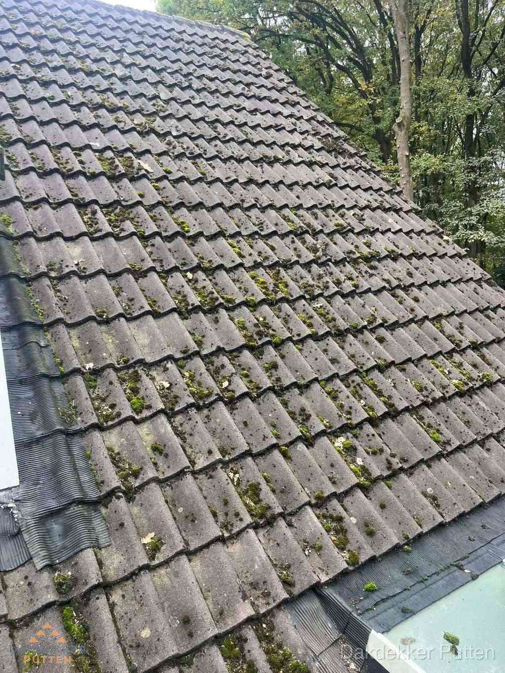 Verweerd pannendak met mosgroei dat renovatie nodig heeft in Putten Verweerd pannendak met mosgroei dat renovatie nodig heeft in Putten