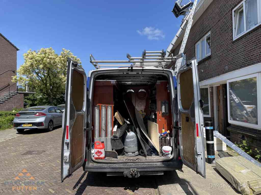 Spoed dakdekker bus met gereedschap en ladder bij woning in Putten Spoed dakdekker bus met gereedschap en ladder bij woning in Putten