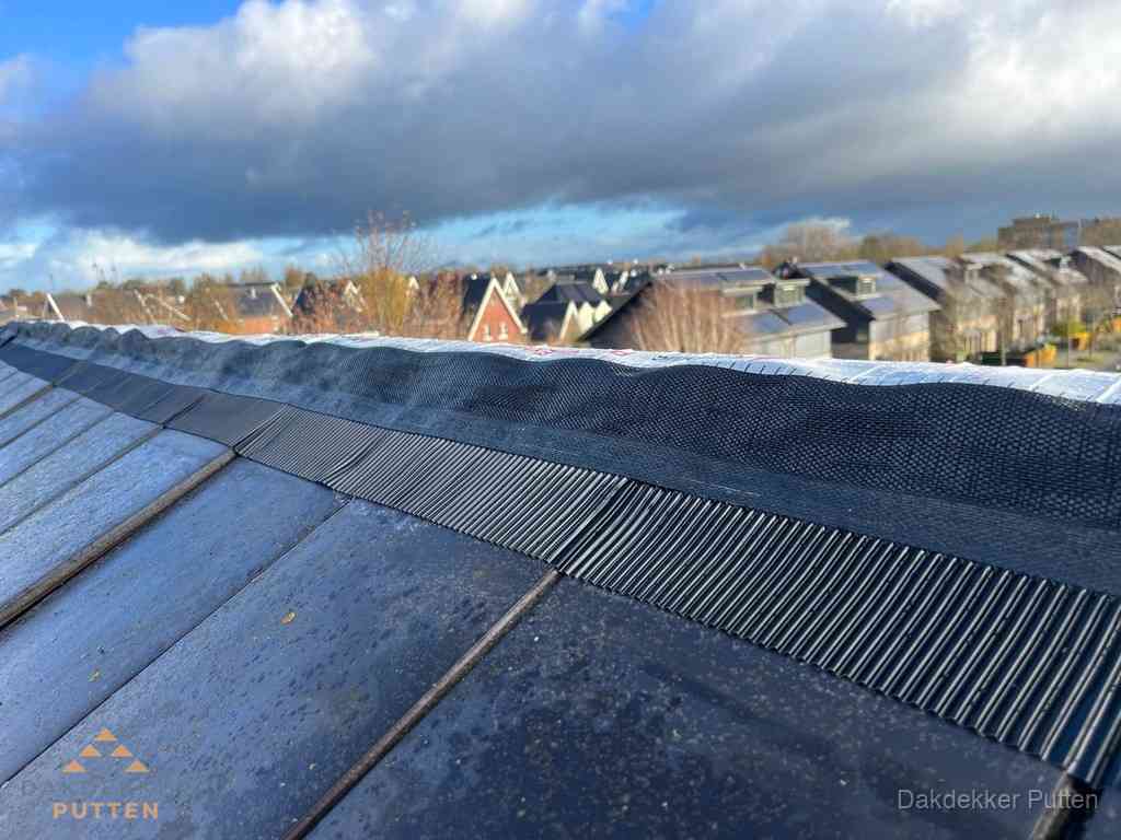 Dakisolatie bij de nok met ventilatieprofiel op schuin dak in Putten Dakisolatie bij de nok met ventilatieprofiel op schuin dak in Putten