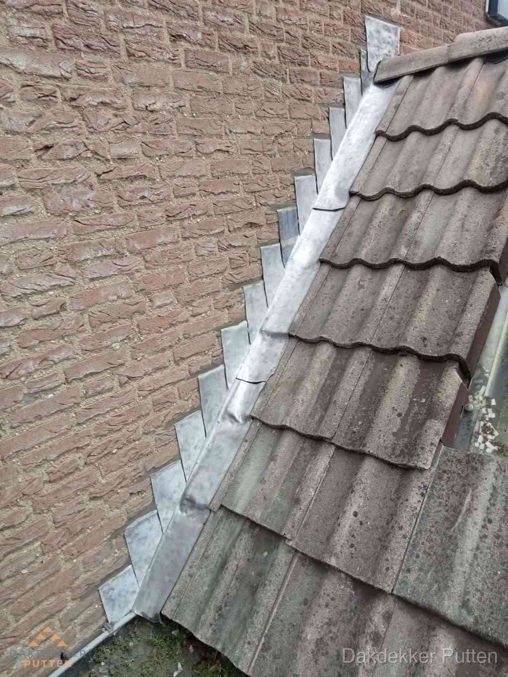 Loodslabben langs dakaansluiting bij bakstenen muur in Putten Loodslabben langs dakaansluiting bij bakstenen muur in Putten