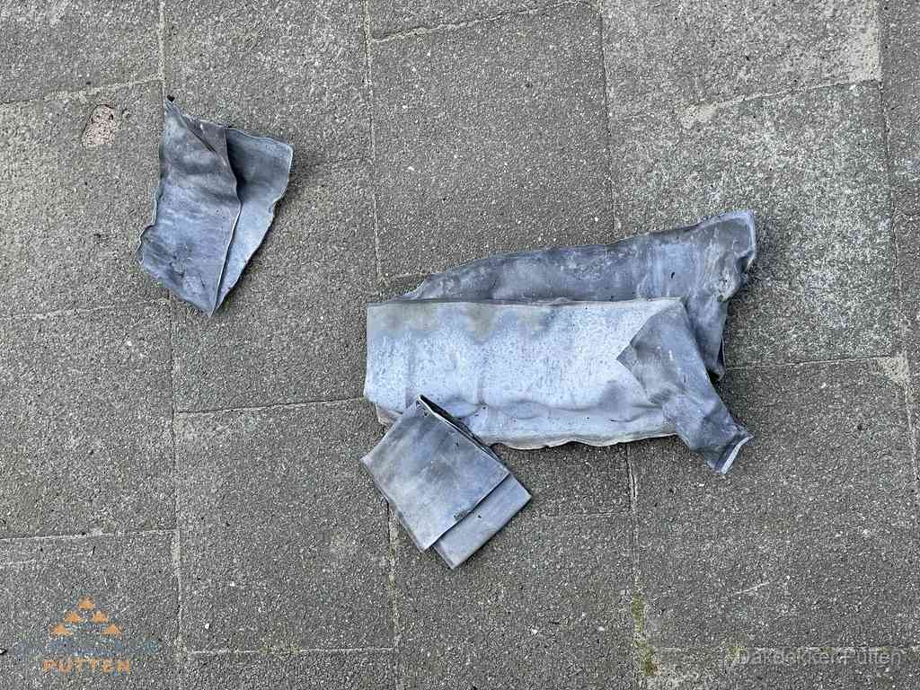 Oude verwijderde loodslabben na vervanging in Putten Oude verwijderde loodslabben na vervanging in Putten